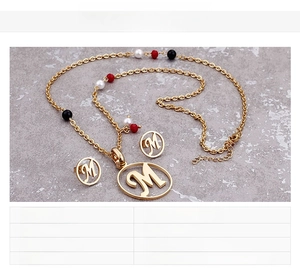 Detailansicht des M-Gold-Schmucksets mit bunten Perlen und 17g Gewichtsangaben
