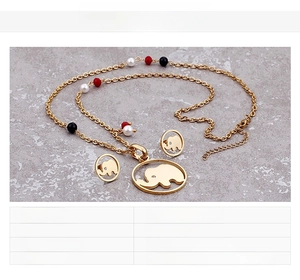 Détail de parure bijoux éléphant avec plaquage or 18K, perles colorées et cristaux