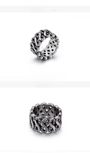 Detailansicht eines 12mm breiten Punk-Rings aus Edelstahl mit Panzerkettenmuster und Steinen