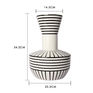 Detailmaße einer schwarz-weiß gestreiften geometrischen Keramikvase für moderne Deko