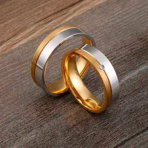 Détail de bague bicolore or et argent avec finition brossée et diamant serti