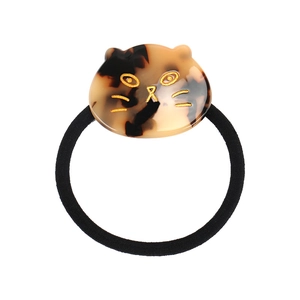 Elastico per capelli Harajuku in acetato con gatto a motivo tartarugato su sfondo bianco