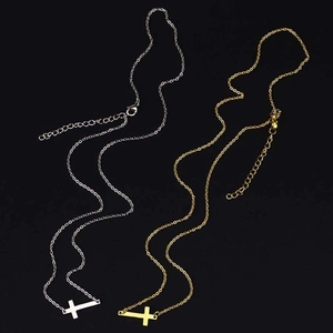 Détails des colliers croix or et argent avec fermoir mousqueton et chaîne de réglage