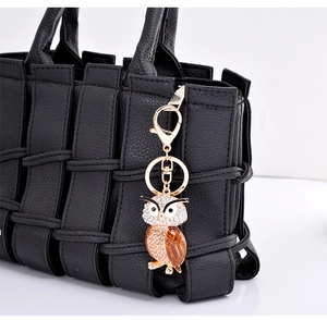 Nahaufnahme des Eulen-Schlüsselanhängers mit glitzernden Steinen an einer Handtasche