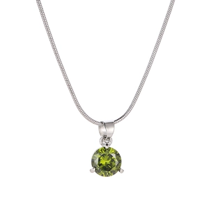 Détail de la chaîne serpent argentée avec pendentif en zircon vert rond sur fond blanc