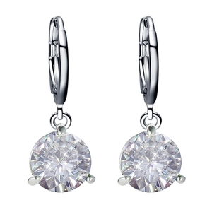 Détail de boucles d'oreilles argentées avec zircons ronds et fermoirs à levier