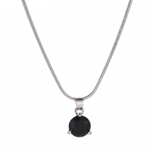 Détail macro du collier chaîne serpent argenté avec pendentif en zircon noir serti 3 griffes