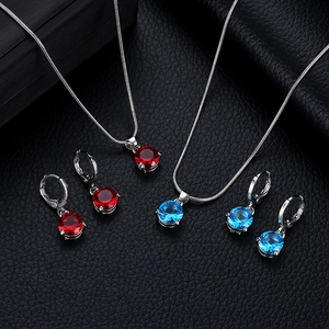 Parure bijoux en argent avec pendentifs ronds en zircone rouge et bleue éclatante