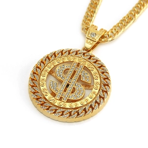 Collier hip hop doré avec pendentif signe dollar serti de strass brillants sur fond blanc