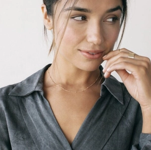 Conjunto de joyas minimalistas de latón bañado en oro de 18K con collar y pendientes