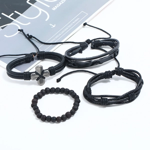 Ensemble de quatre bracelets en cuir tressé noir avec croix vintage et perles mates