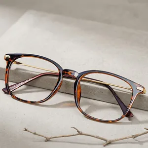 Occhiali quadrati classici a tartaruga con stanghette in metallo dorato su legno