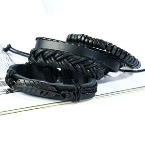 Ensemble de bracelets en cuir noir réglables vintage avec perles en bois et plume