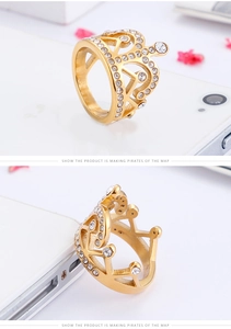 Vista macro dettagliata dell'anello a corona dorato con design traforato e strass bianchi lucidi