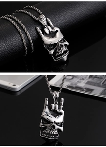Détail du pendentif tête de mort avec geste rock et chaîne en corde métallique