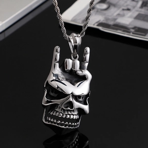 Pendentif crâne hip-hop avec geste rock sur chaîne torsadée argentée pour homme