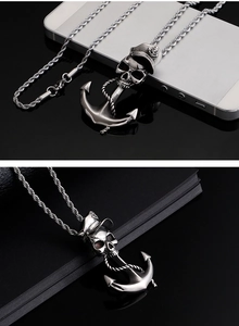 Détail du pendentif ancre crâne de pirate en acier inoxydable et chaîne torsadée