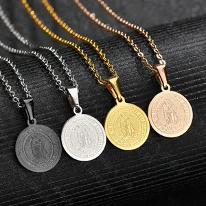 Detalle macro de los colgantes de medallón de Guadalupe en oro, plata, negro y oro rosa