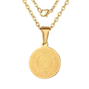 Detalle del collar de moneda en acero inoxidable chapado en oro 18k con Guadalupe