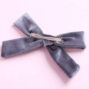 5-inch grey velvet hair bow for kids featuring a sturdy metal alligator clip back