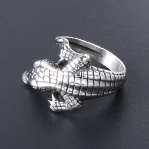 Vintage silver crocodile ring with realistic scale texture and unisex stainless steel design