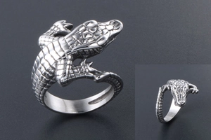 Detailed view of vintage silver crocodile ring featuring realistic scales and 3D design