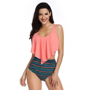 Détail du haut de tankini rose à volants et du bas géométrique à taille haute