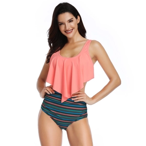 Détail du haut de bikini corail à volants et bas taille haute à rayures colorées