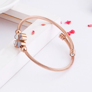Rose gold steel cable bangle featuring a four-leaf clover white shell inlay and crystals