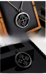 Gros plan du pendentif croix gothique en acier inoxydable avec cadre rond gravé vintage