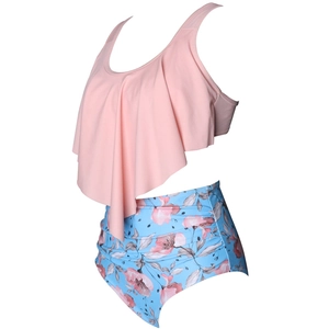 Détail du haut de bikini rose à volants et bas de maillot à imprimé floral