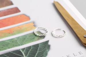 Close-up of S925 sterling silver geometric hollow and chain textured open ring set