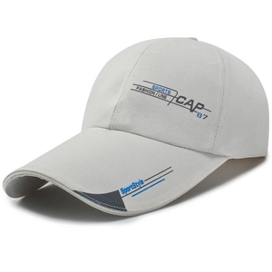 Cappellino da baseball sportivo grigio chiaro con visiera lunga e stampe grafiche