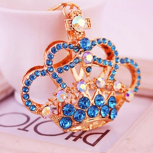 Eleganter Gold-Kronen Schlüsselanhänger mit blauen Steinen und funkelnden Kristallen