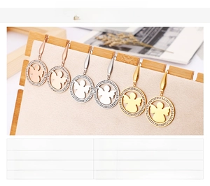 Vue détaillée des boucles d'oreilles ange avec pavé de diamants en acier, or et or rose