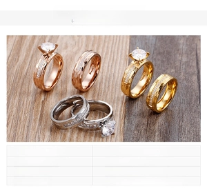 Detail view of zircon wedding rings in steel gold and rose gold with texture and weight info