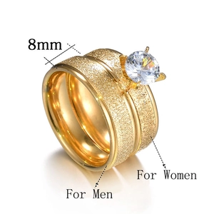 Détail de bagues de couple dorées sablées de 8 mm avec incrustation de zircon pour homme