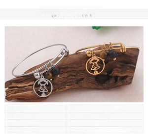 Détail de bracelets ajustables en acier inoxydable avec pendentif fille et perles de pierre