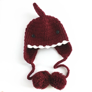 Cappello in maglia a squalo rosso scuro per bambini con paraorecchie e pinna 3D