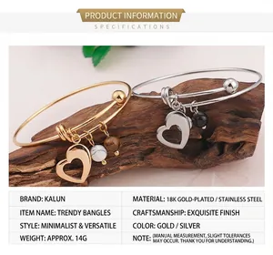 Détail de joncs en acier inoxydable plaqué or 18K avec breloques cœur et perles