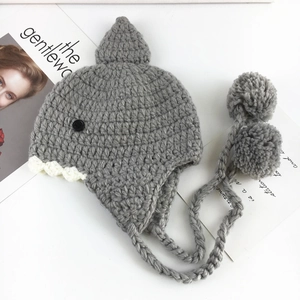 Cappello invernale per neonati a forma di squalo grigio con paraorecchie e pompon