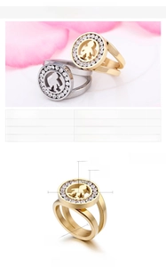 Détails de la bague en acier inoxydable plaqué or 18 carats avec silhouette ronde et zircones
