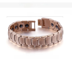 Vue détaillée du bracelet magnétique en or rose avec dimensions et texture en acier