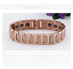 Détails du bracelet magnétique en or rose, maillons en acier inoxydable poli fin