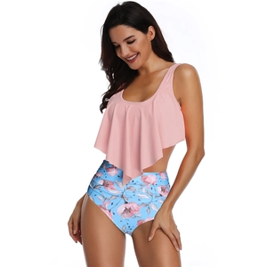 Détail du haut de bikini rose à volants et du bas taille haute à motif floral