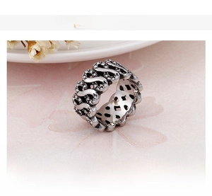Detail eines Vintage-Punk-Edelstahlrings mit Infinity-Kettengliedern und Strass