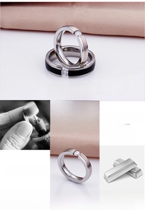 Détail des bagues de couple en acier titane avec diamant unique et placage bicolore