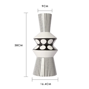 Detailansicht der Maße der geometrischen Keramikvase mit schwarz-weißen Mustern
