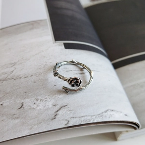 Vintage 925 sterling silver thorn rose open ring with oxidized finish and floral details