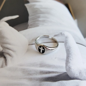 Polished S925 sterling silver open ring with black enamel disc and white cross pattern